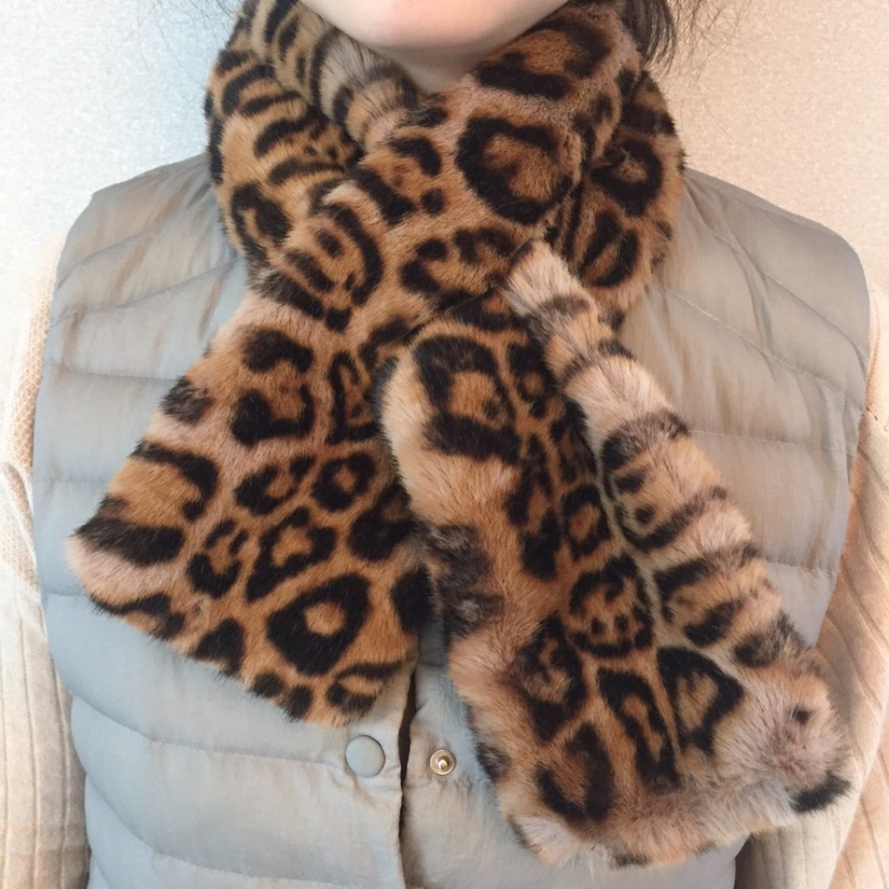 Chic Faux Fur Leopard Print Scarf